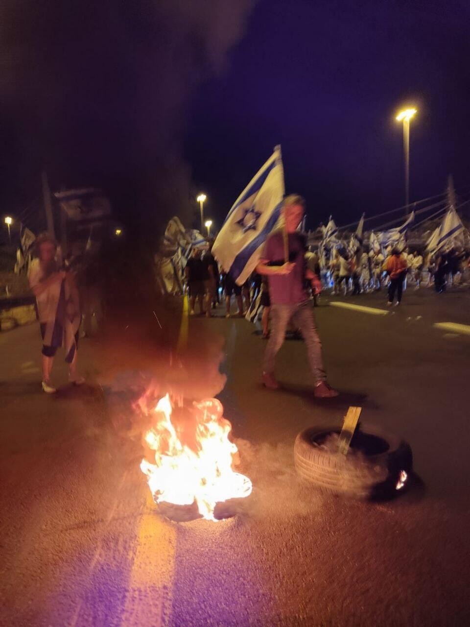 الآلاف يتظاهرون في تل أبيب احتجاجا على خطة إضعاف القضاء 7.jpg