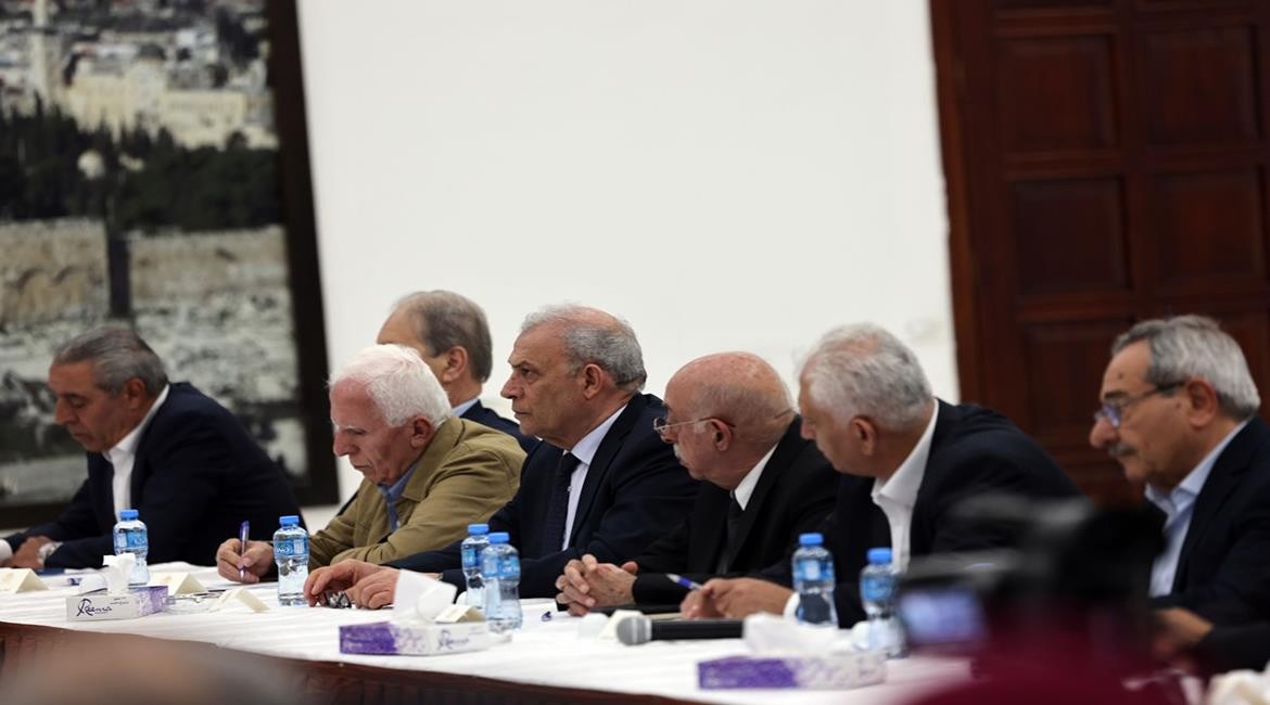 الرئيس محمود عباس، يترأس اجتماعا للقيادة في مقر الرئاسة 6.jpg