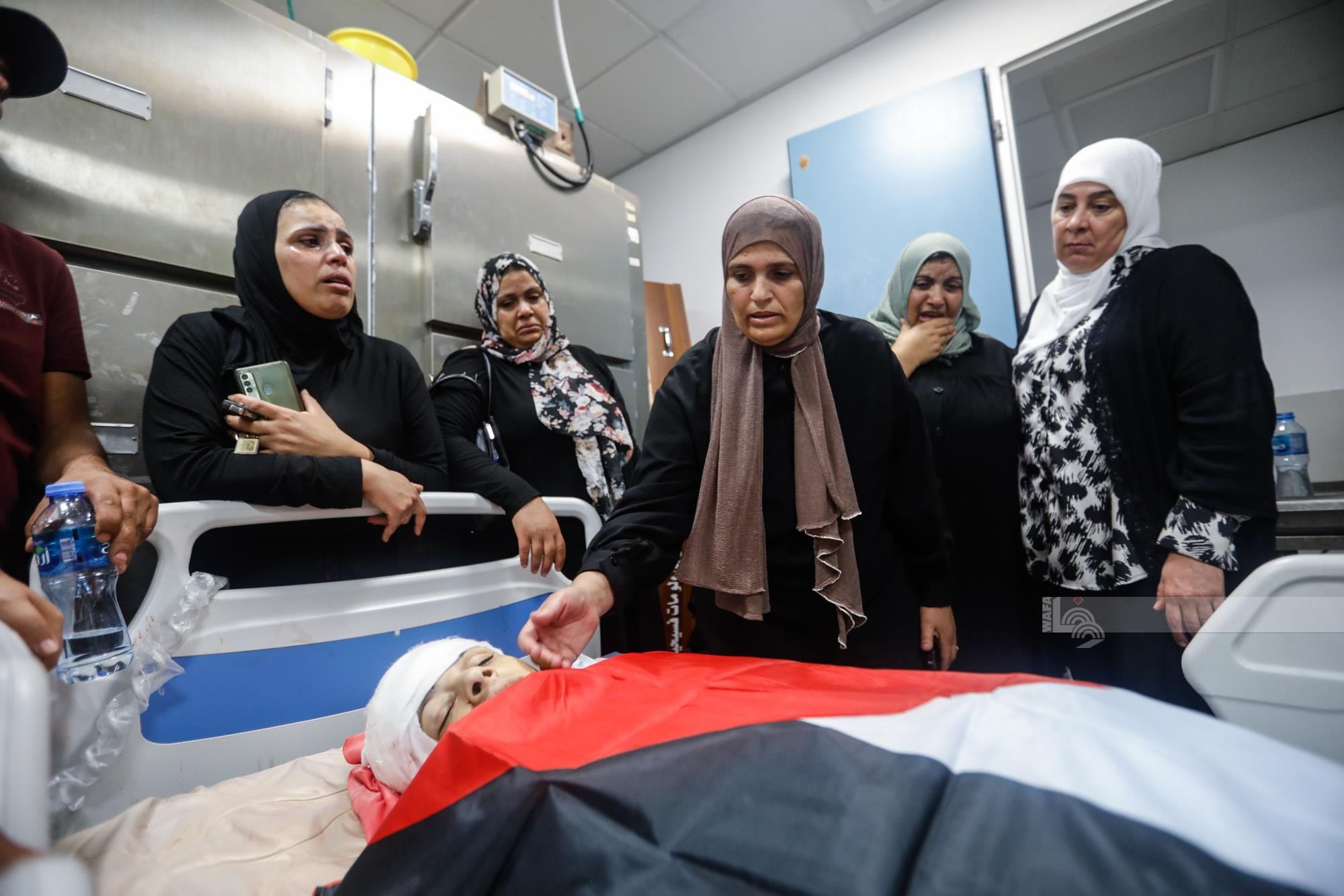 إلقاء نظرة الوداع على الشهيد محمد البايض (17 عاما) في مستشفى الاستشاري 76.jpg