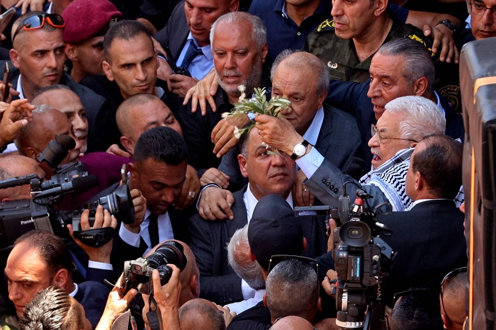من زيارة الرئيس محمود عباس إلى جنين .. تصوير (الفرنسية) 21.jpg