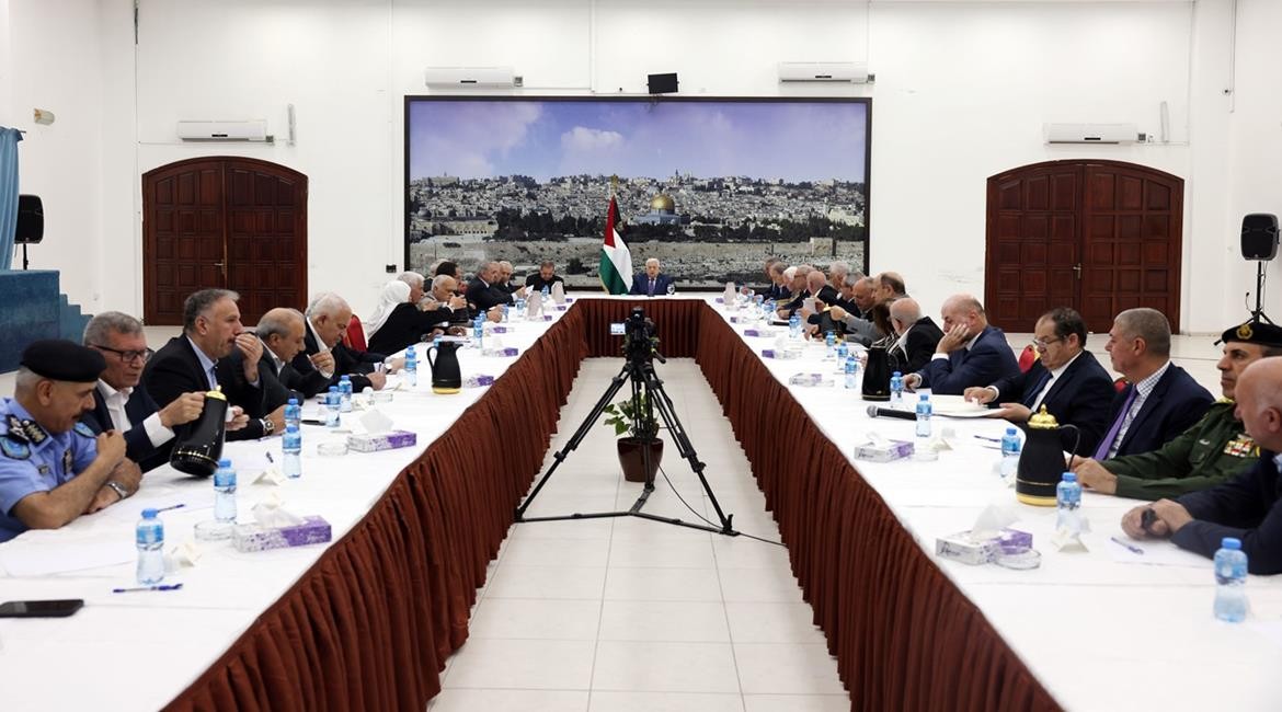 الرئيس محمود عباس، يترأس اجتماعا للقيادة في مقر الرئاسة 2.jpg
