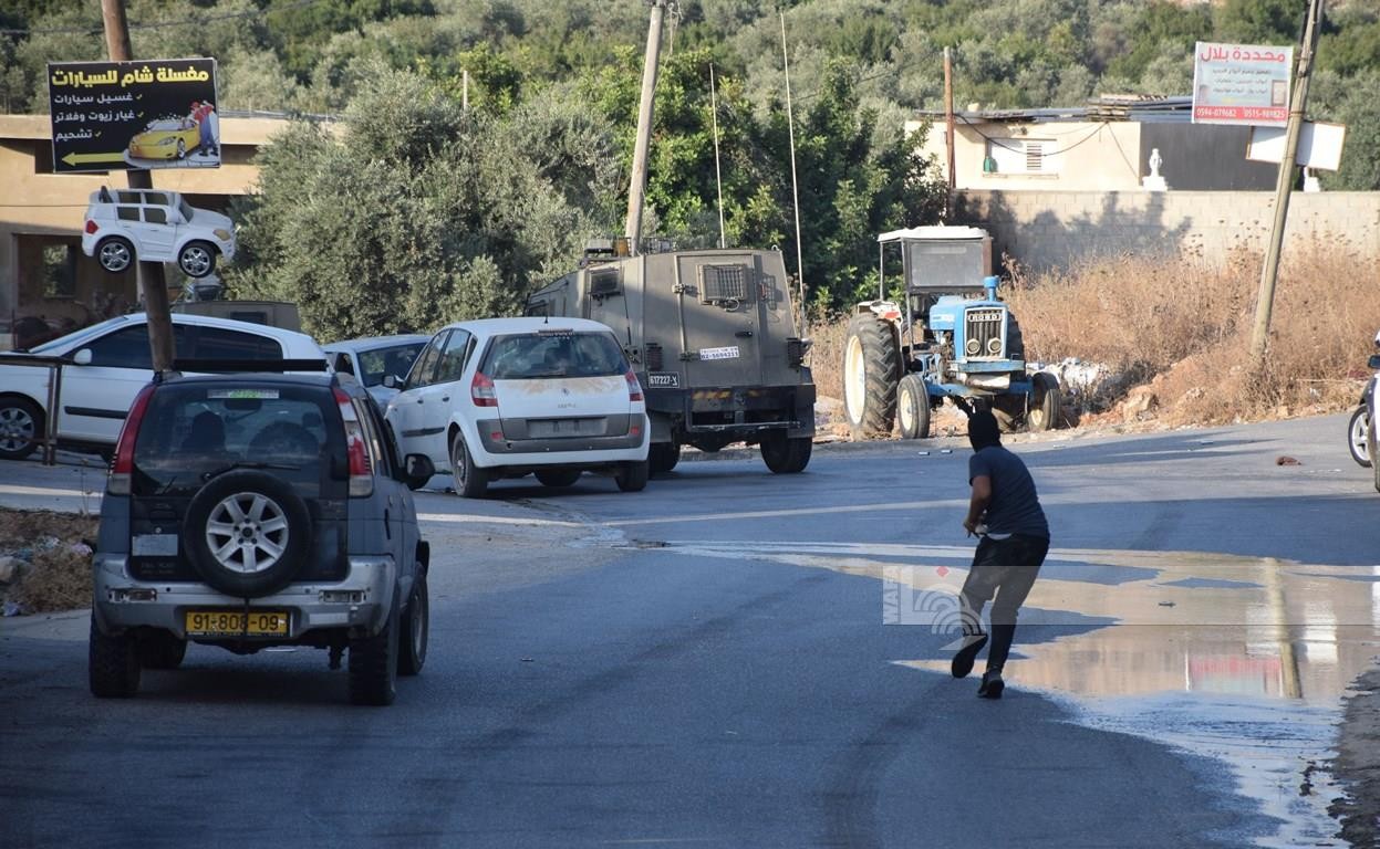 مواجهات بين الشبان وقوات الاحتلال عقب اقتحامها منزل الشهيد بلال ابراهيم قدح في قرية شقبا غرب رام الله 1.jpg