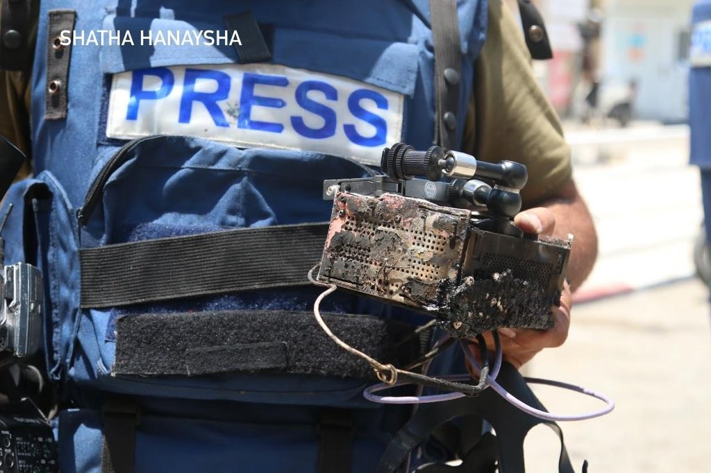 عدسة الصحفية شذى حنايشه توثق الاضرار في معدات طاقم تلفزيون العربي 6.jpg
