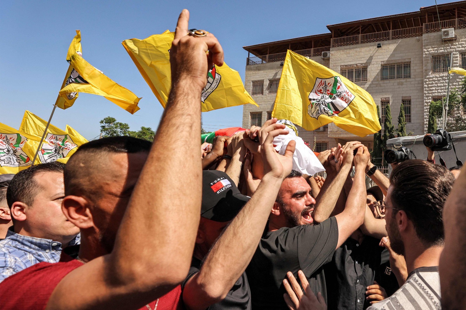 من تشييع الشهيد بدر المصري الذي استشهد فجر اليوم في نابلس .. تصوير(الفرنسية) 2.jpg