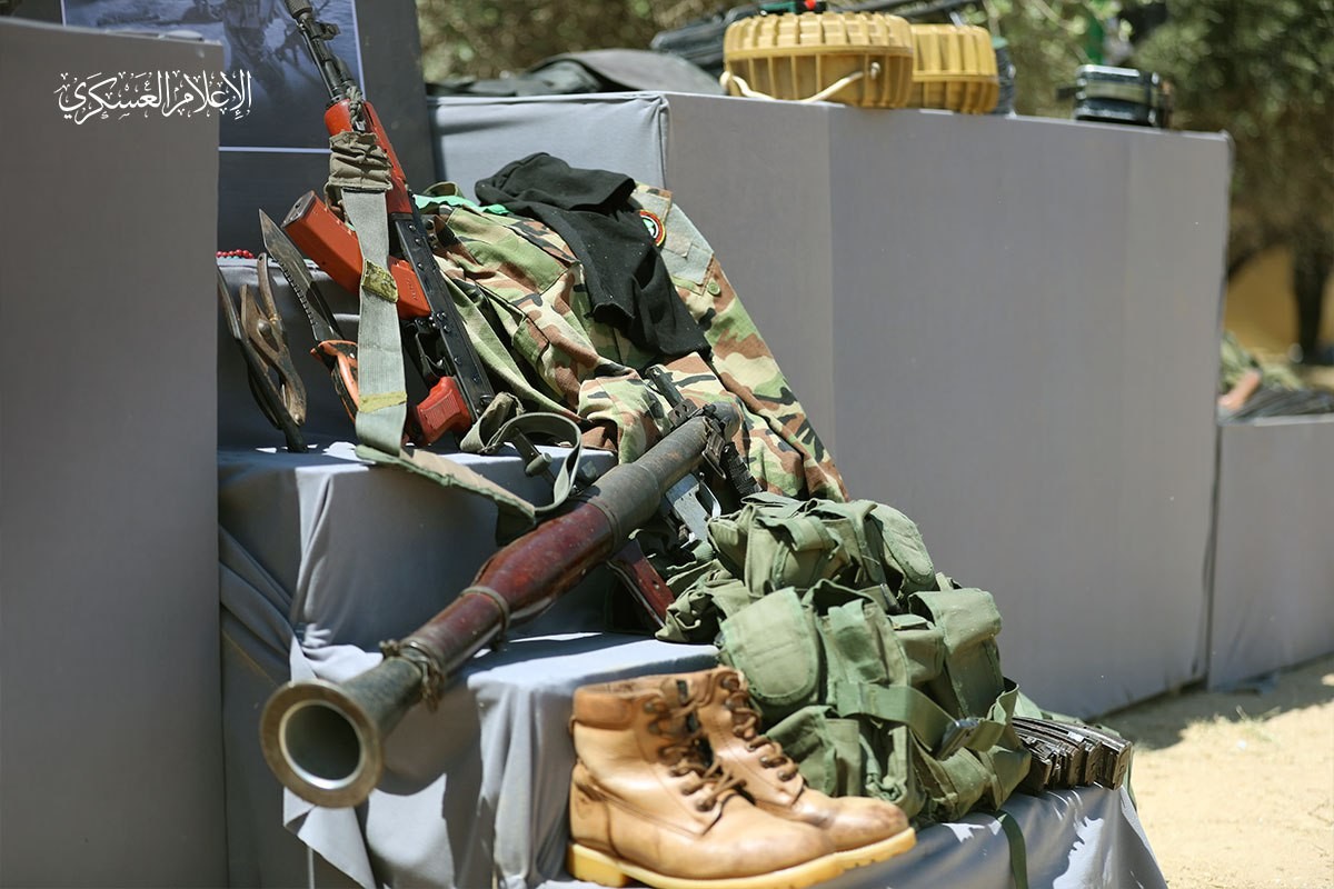 الأسلحة التي استخدمها المجاهدون خلال عملية أبو مطيبق 98.jpg