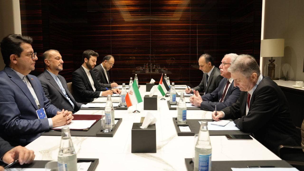 الوزير المالكي يلتقي وزير خارجية ‫#إيران‬  السيد  حسين أمير عبد اللهيان.jpg