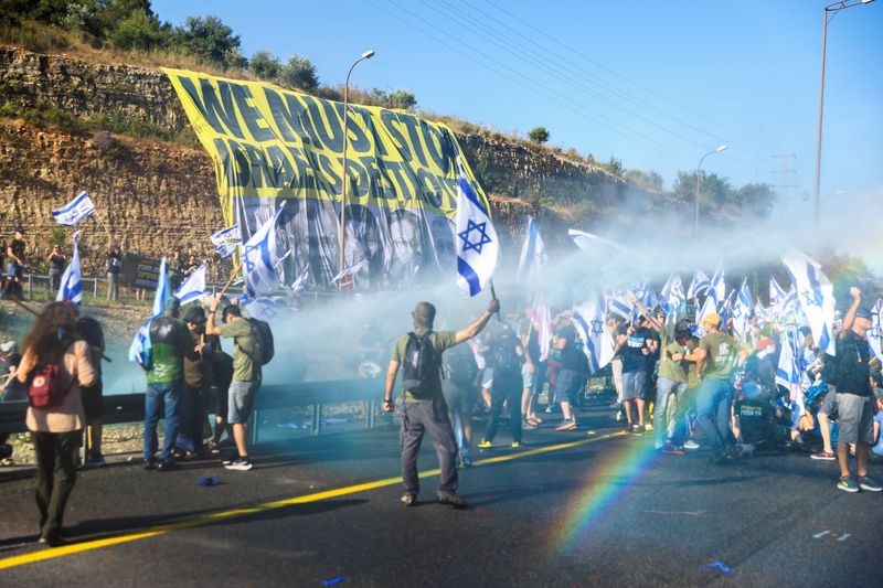 محتجون يغلقون طرقا سريعة مؤدية إلى القدس احتجاجا على مشروع قانون المحكمة العليا يوم الثلاثاء. تصوير: رونن زفولون - رويترز.