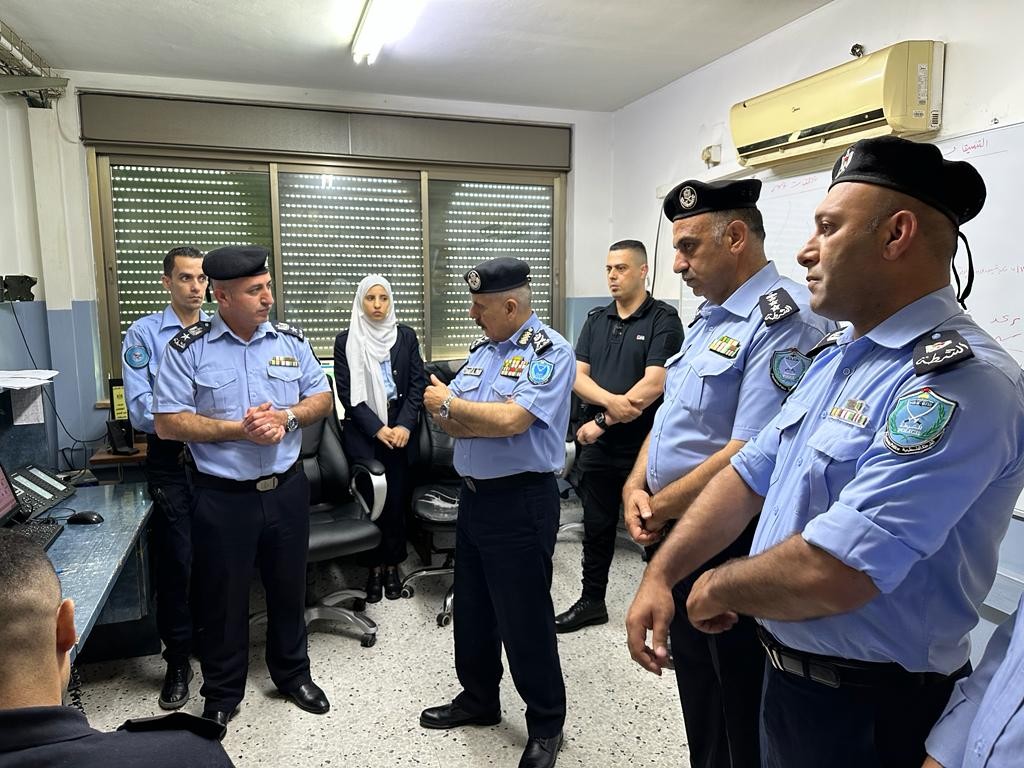اللواء يوسف الحلو يتفقد مديرية شرطة محافظة الخليل 64.jpg