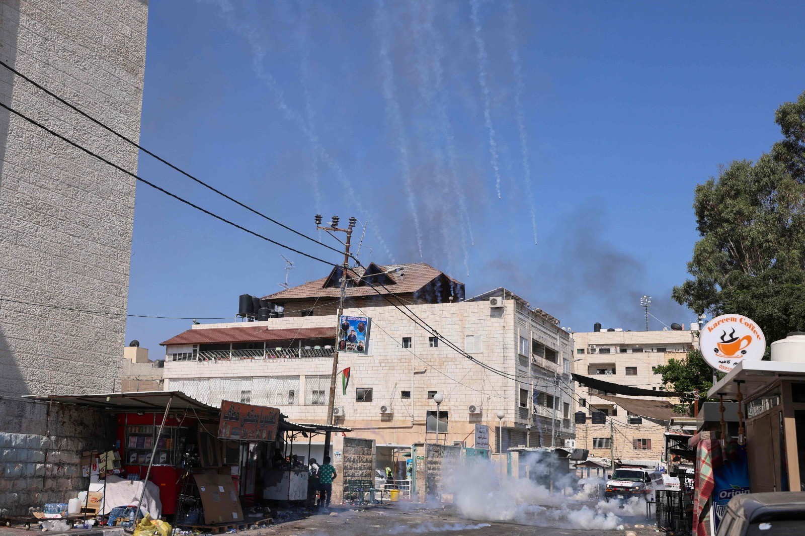 اطلاق قنابل الغاز بشوارع جنين ومحيط المستشفى الحكومي .. تصوير (الفرنسية) 1.jpg