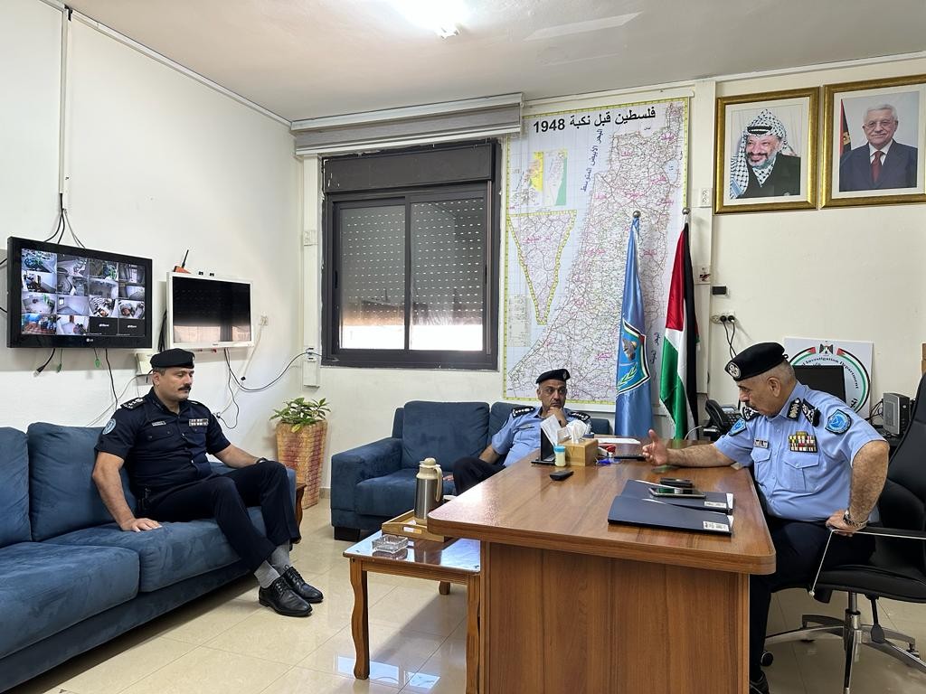 اللواء يوسف الحلو يتفقد مديرية شرطة محافظة الخليل 6.jpg