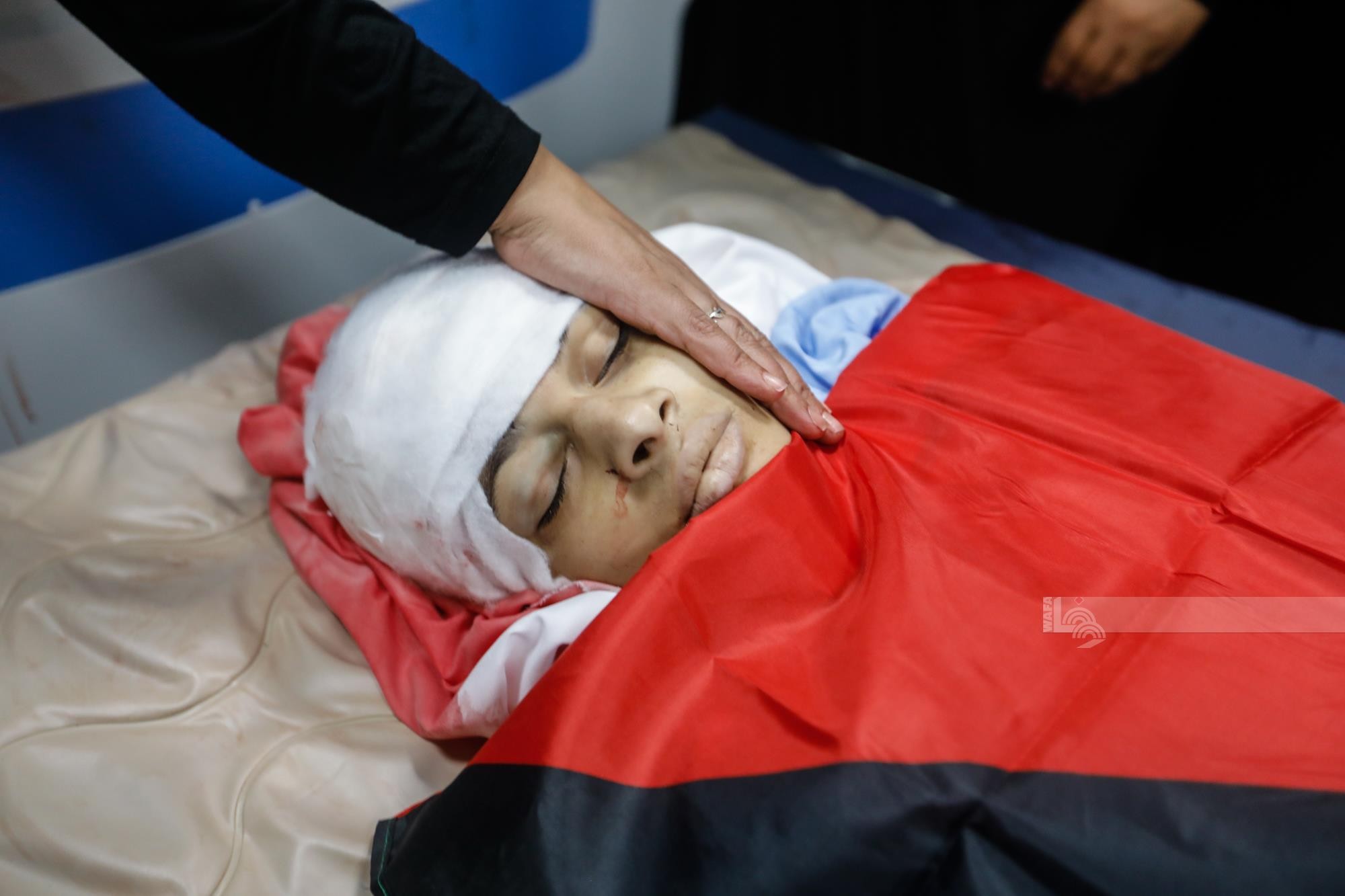 إلقاء نظرة الوداع على الشهيد محمد البايض (17 عاما) في مستشفى الاستشاري 12.jpg