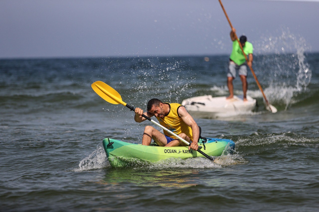 فلسطينيون يمارسون رياضة التجديف على شاطئ بحر غزة (تصوير- الأناضول) 0.jpg