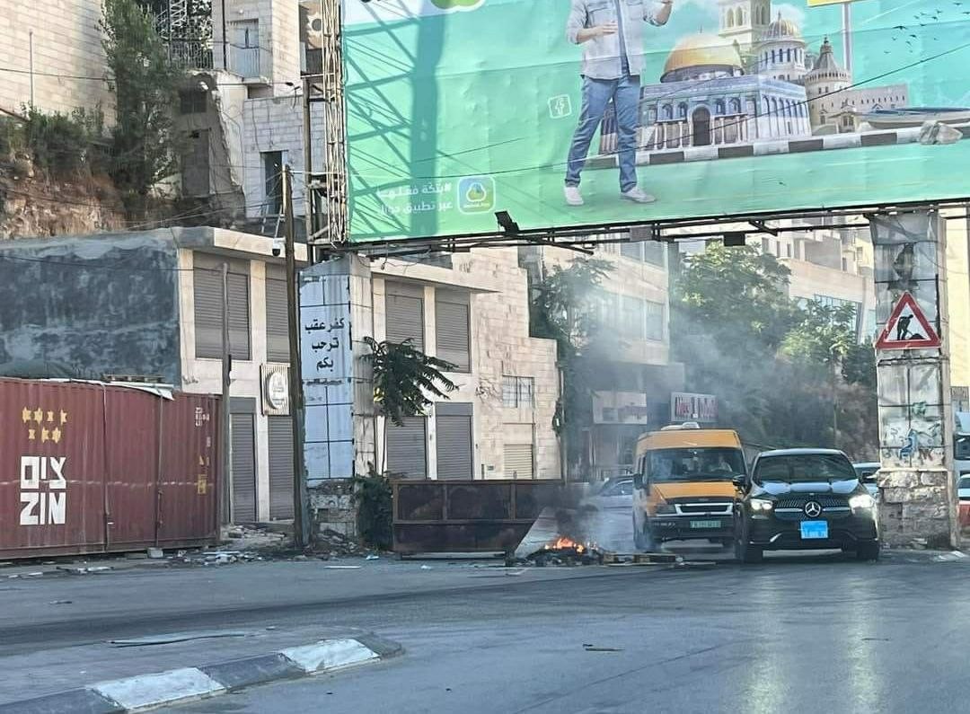 شبان يغلقون الطرق ويشعلون الإطارات المطاطية في كفر عقب شمال القدس 55.jpg