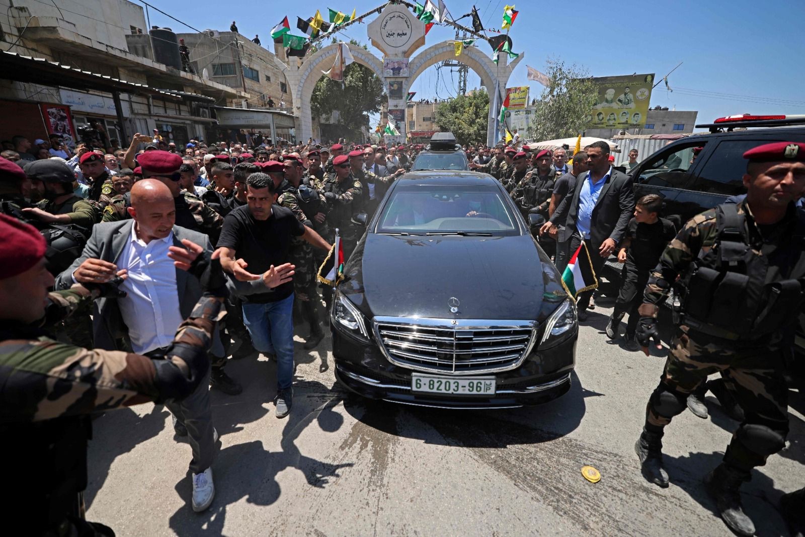 من زيارة الرئيس محمود عباس إلى جنين .. تصوير (الفرنسية) 76.jpg