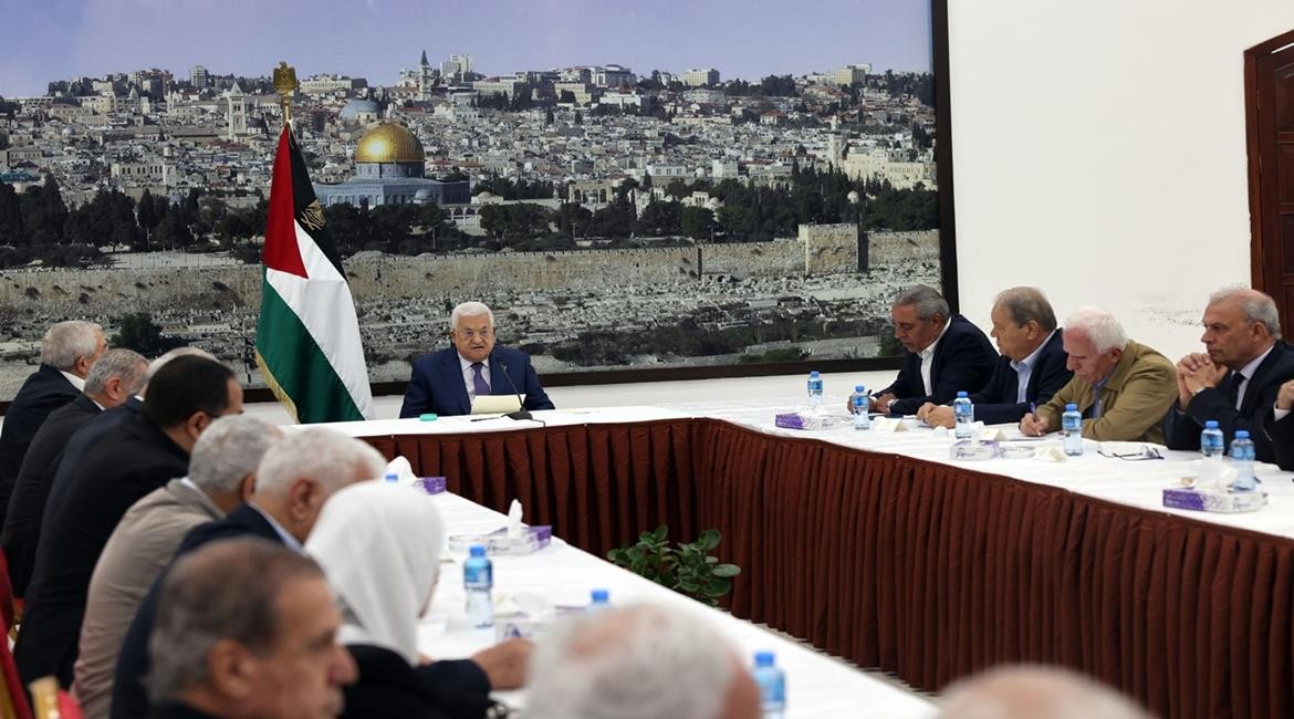 الرئيس محمود عباس، يترأس اجتماعا للقيادة في مقر الرئاسة 11.jpg