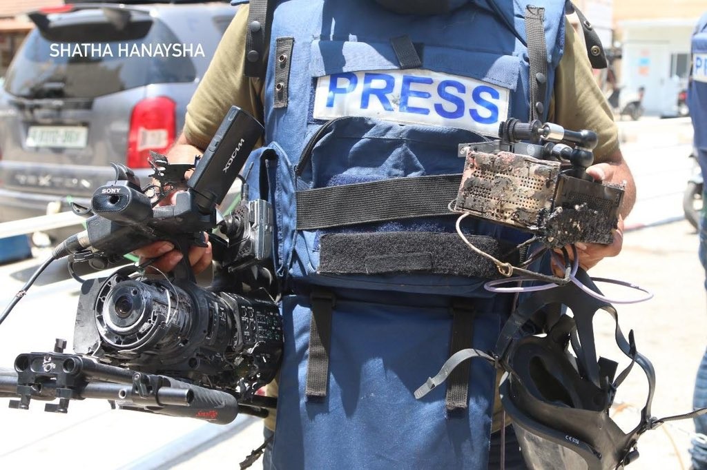 عدسة الصحفية شذى حنايشه توثق الاضرار في معدات طاقم تلفزيون العربي 3.jpg