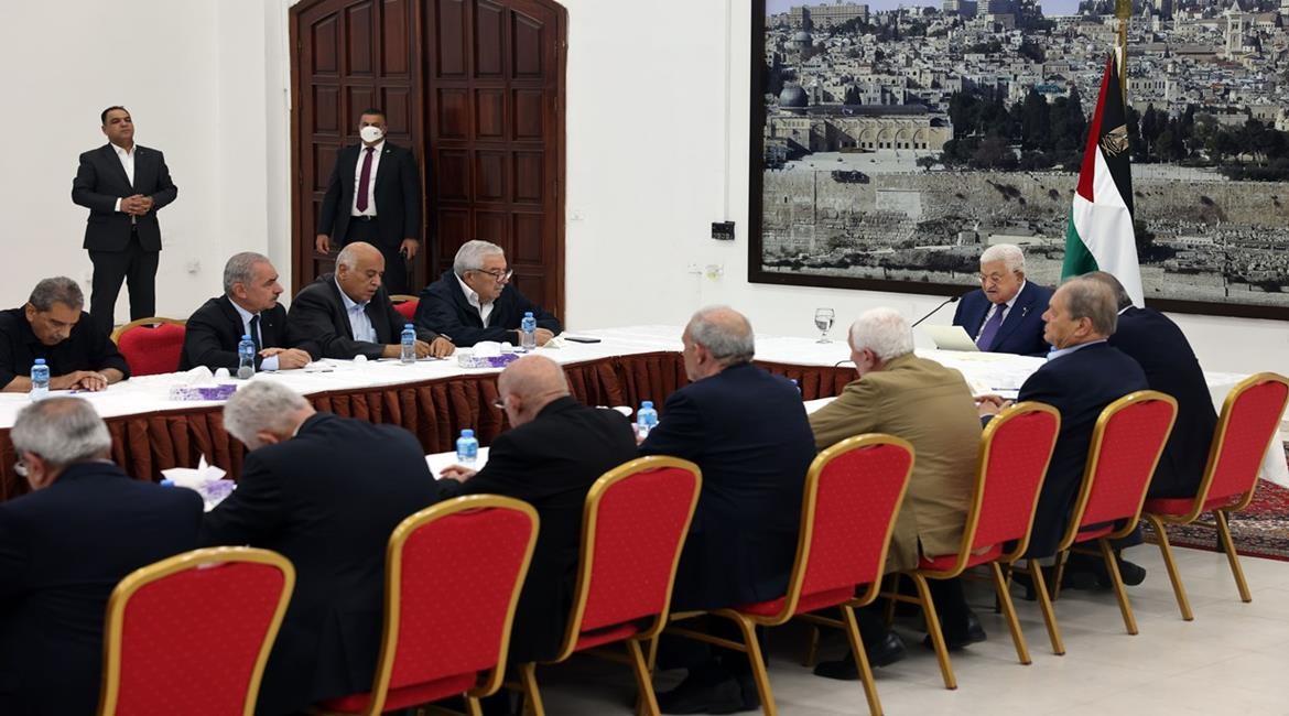 الرئيس محمود عباس، يترأس اجتماعا للقيادة في مقر الرئاسة 8.jpg