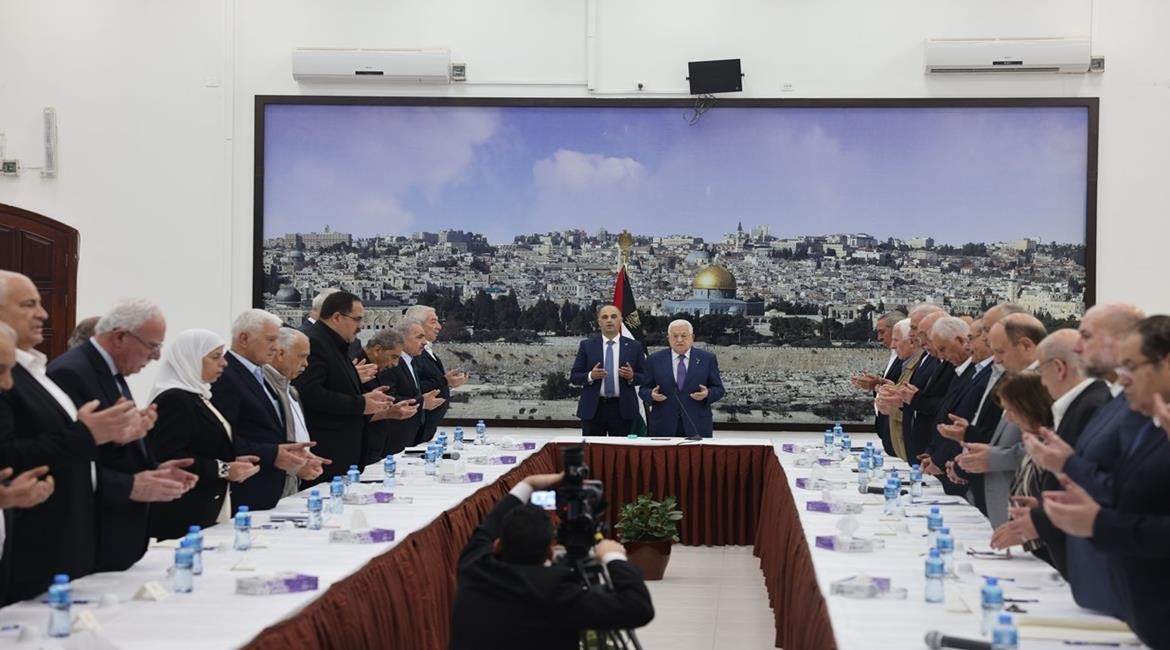 الرئيس محمود عباس، يترأس اجتماعا للقيادة في مقر الرئاسة.jpg
