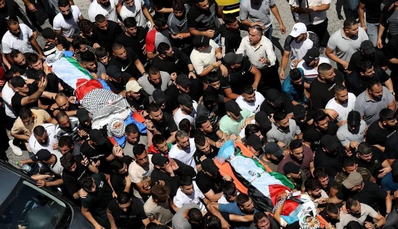 آلاف الفلسطينيين يشيعون جثماني الرفيقين مقبول وشاهين.jpg