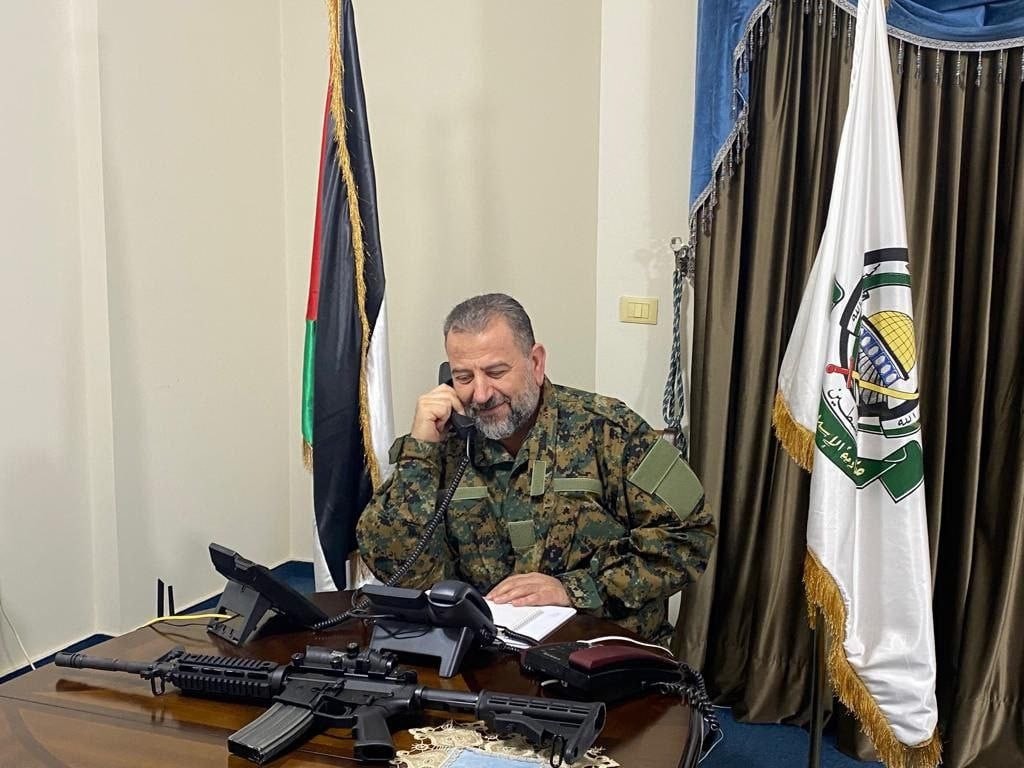 صالح العاروري يظهر مرتديًا الزي العسكري وأمامه سلاحه 1.jpg