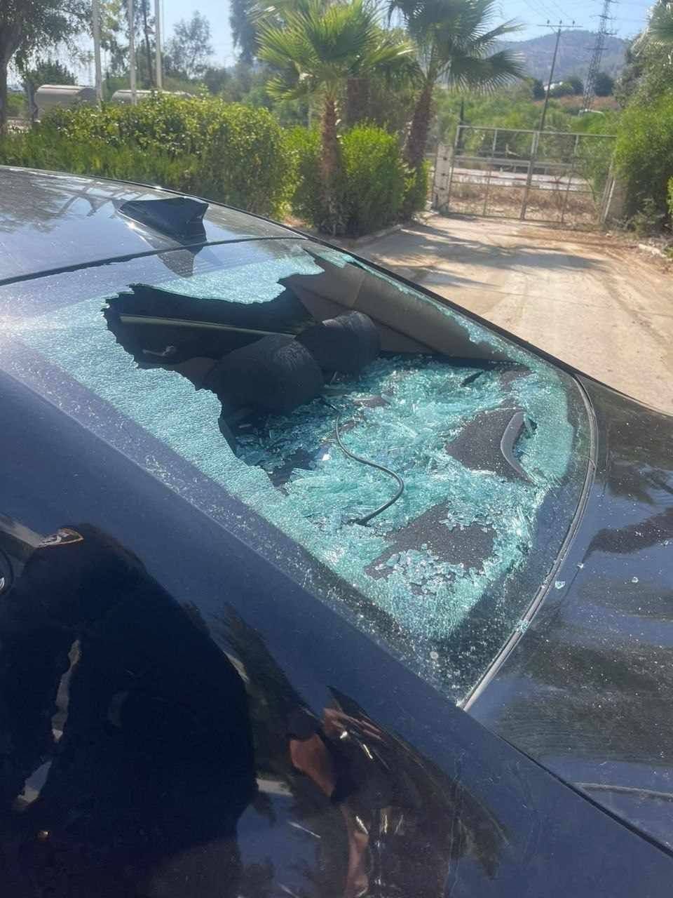 صور آثار الرصاص في سيارات الشرطة الاسرائيلية في معاليه أدوميم شرق القدس المحتلة. 7.jpg