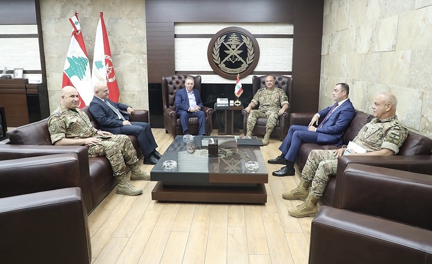 السفير دبور يبحث مع قائد الجيش اللبناني التطورات في مخيم عين الحلوة.jpg