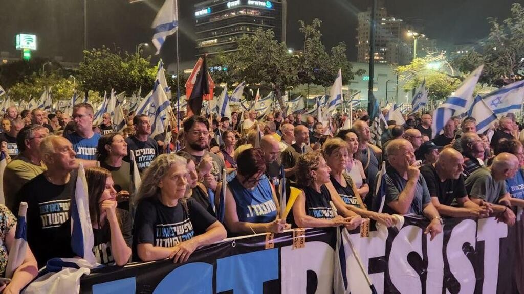 عشرات آلاف الإسرائيليين يتظاهرون ضد حكومة نتنياهو  88.jpg