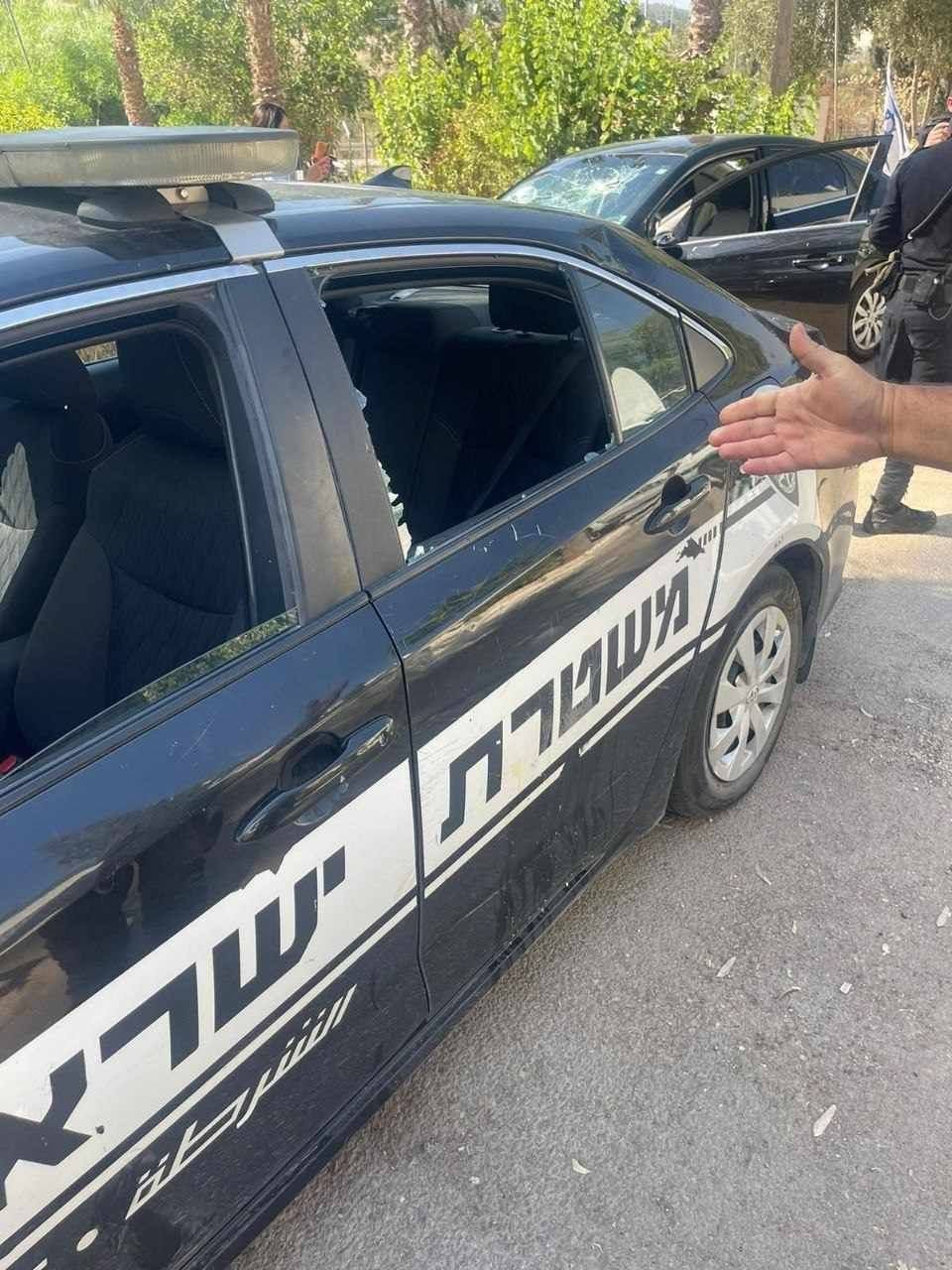 صور آثار الرصاص في سيارات الشرطة الاسرائيلية في معاليه أدوميم شرق القدس المحتلة. 1.jpg