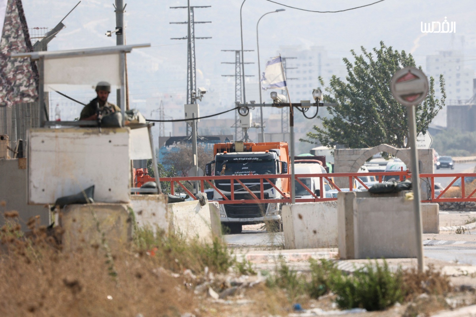 الجيش الإسرائيلي يغلق حاجز حوارة ويمنع حركة المواطنين (الفرنسية) 7.jpg