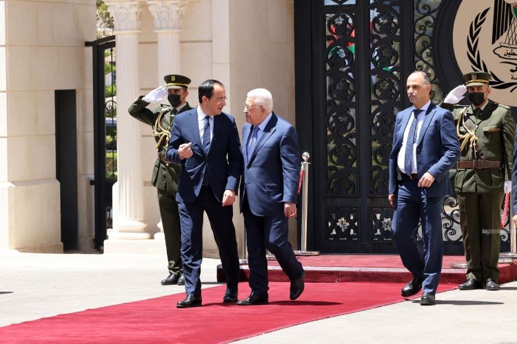الرئيس لدى استقباله رئيس قبرص 3.jpg