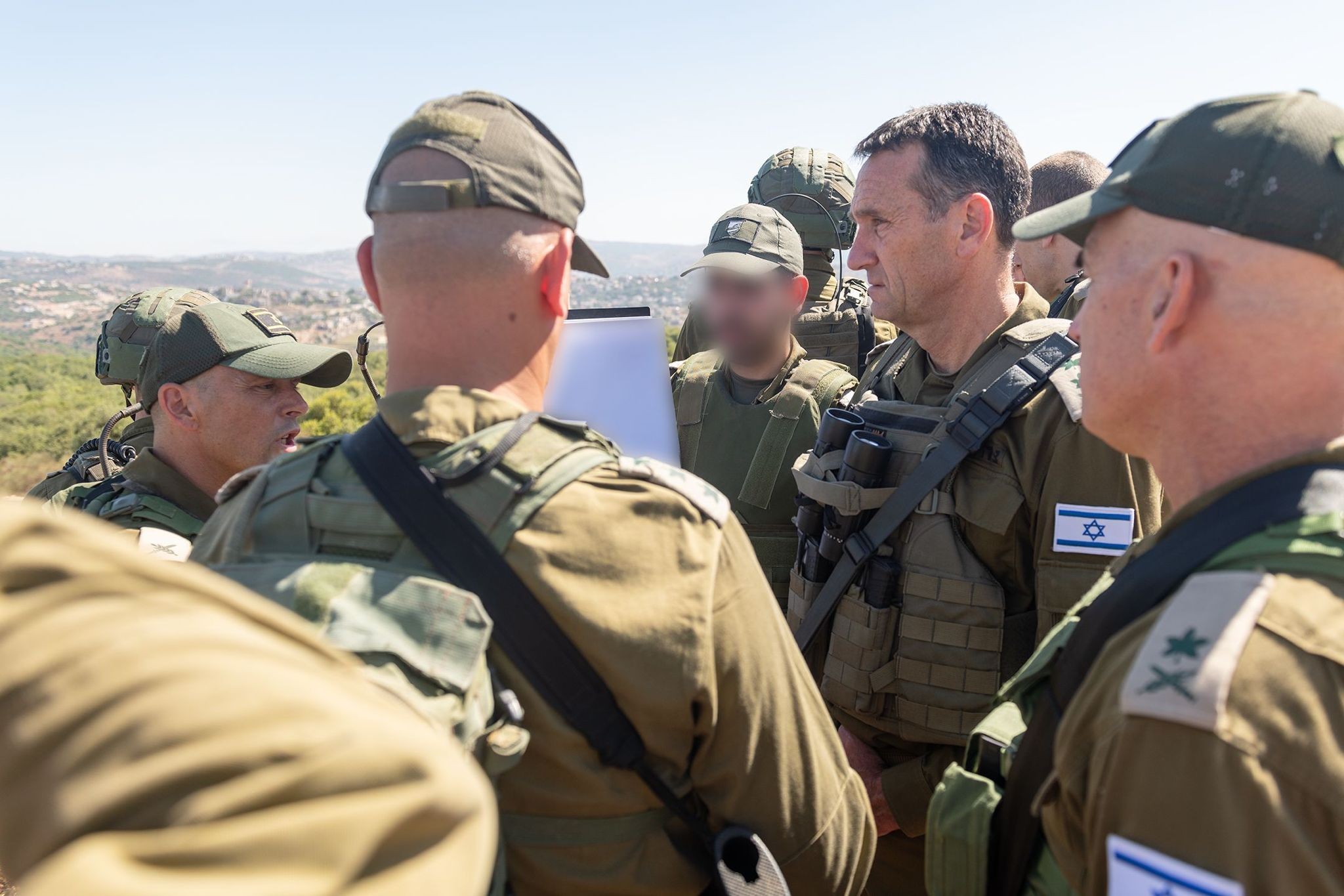 رئيس الأركان الإسرائيلي يقوم بجولة على الحدود الشمالية 8.jpeg
