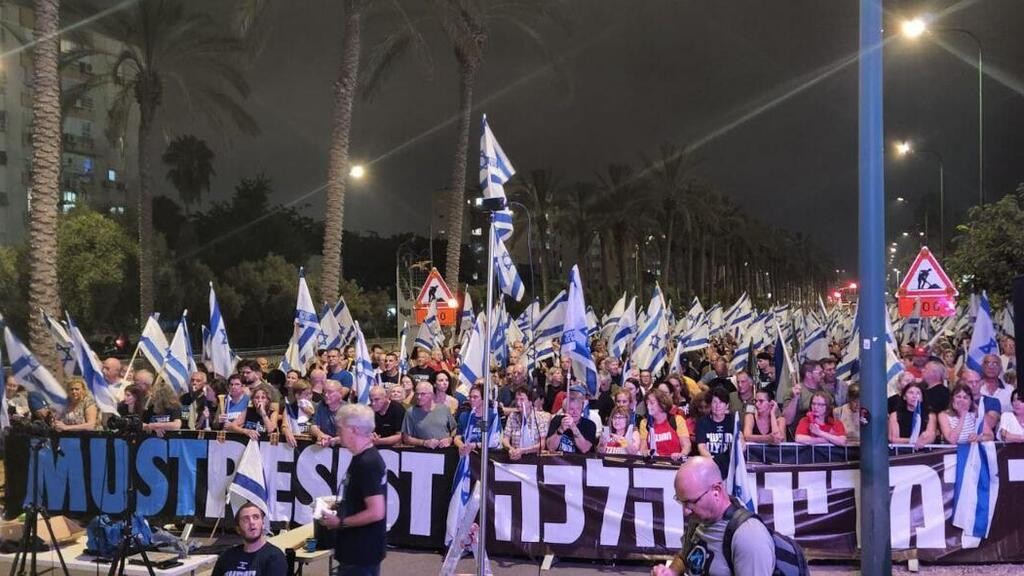 عشرات آلاف الإسرائيليين يتظاهرون ضد حكومة نتنياهو  23.jpg