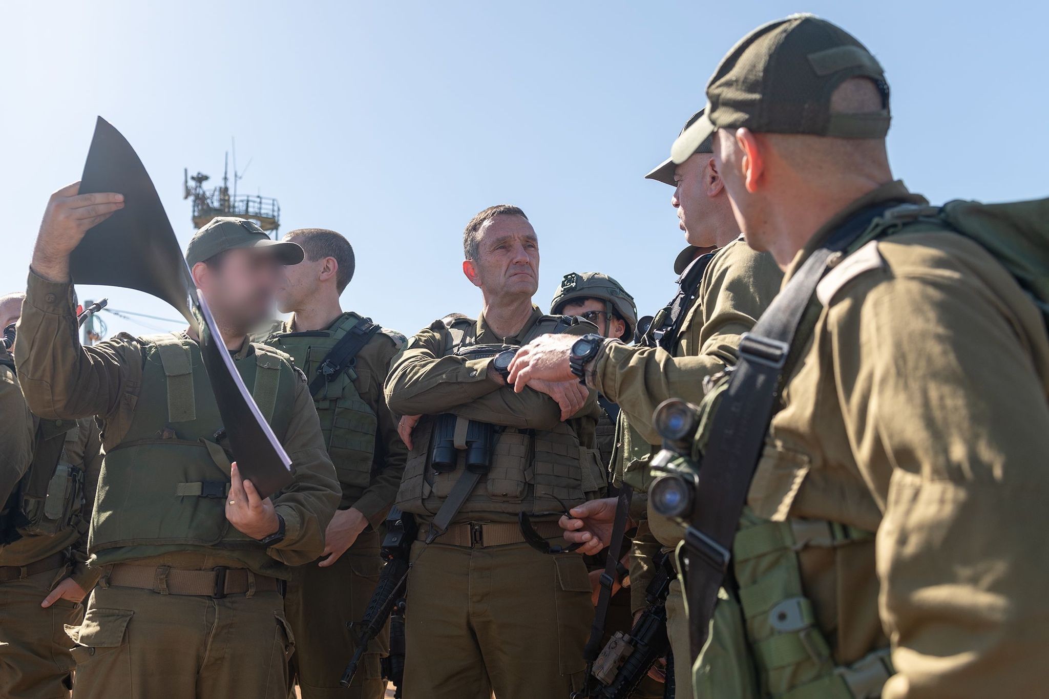 رئيس الأركان الإسرائيلي يقوم بجولة على الحدود الشمالية 3.jpeg