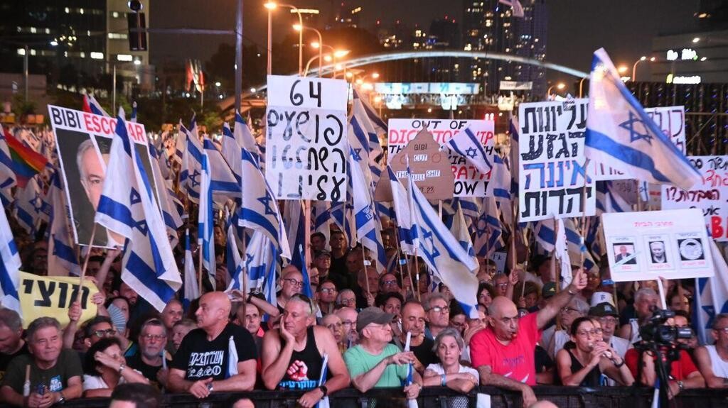 عشرات آلاف الإسرائيليين يتظاهرون ضد حكومة نتنياهو  11.jpg