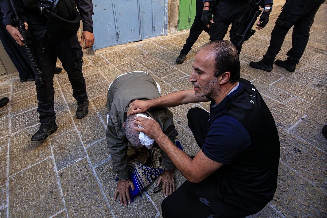 اعتداء قوات الاحتلال على المرابطين والمرابطات قرب المسجد الأقصى المبارك.jpg