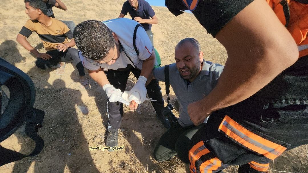 صابة الصحفي أشرف أبو عمرة بقنبلة غاز من جنود الاحتلال خلال تغطيته التظاهرة على الحدود مع الأرض المحتلة شرق خانيونس 3.jpg