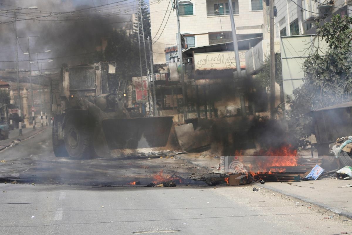مواجهات بين الشبان وقوات الاحتلال، عقب تشييع جثمان الشهيد لبيب ضميدي في حوارة جنوب نابلس