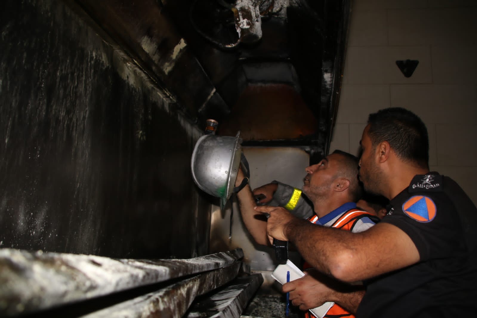 عمل أطقم الدفاع المدني في السيطرة على الحريق الذي اندلع في أحد المطاعم بمدينة غزة  4.jpeg