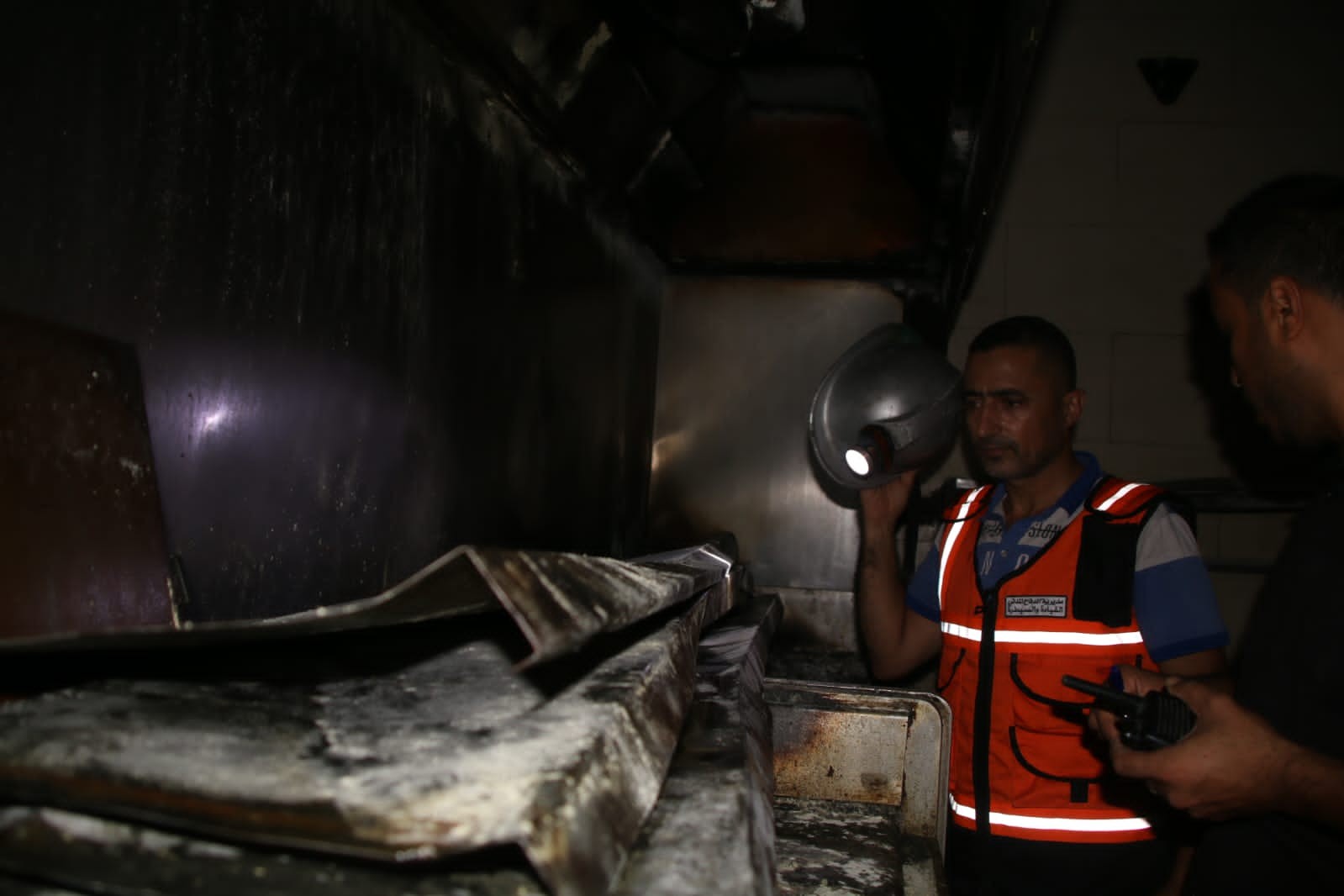 عمل أطقم الدفاع المدني في السيطرة على الحريق الذي اندلع في أحد المطاعم بمدينة غزة  2.jpeg