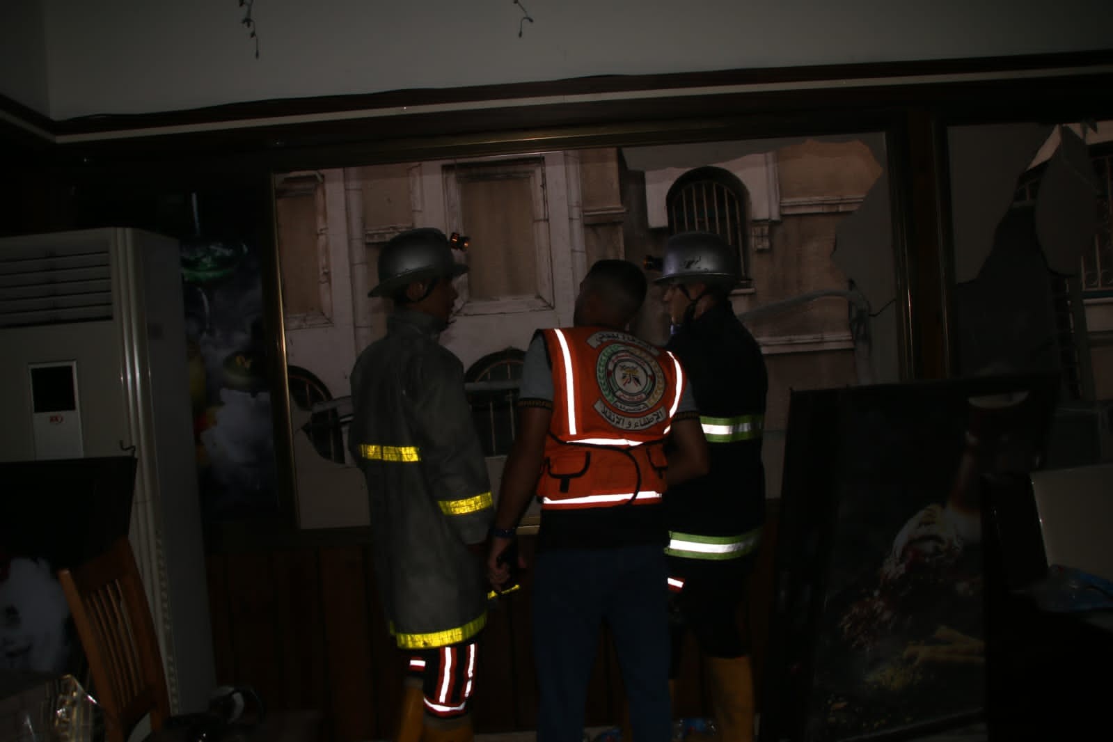 عمل أطقم الدفاع المدني في السيطرة على الحريق الذي اندلع في أحد المطاعم بمدينة غزة  1.jpeg