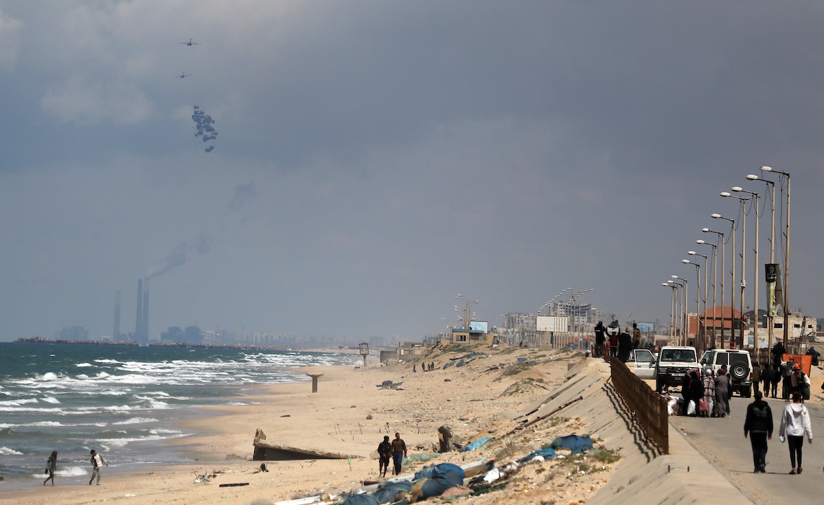 طائرات النقل العسكرية تسقط مساعدات إنسانية على قطاع غزة غرب مدينة غزة، 25 مارس 2024. تصوير: عمر اشتوي