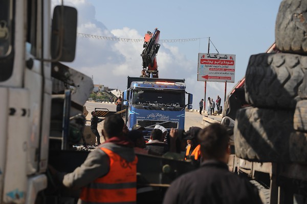شاحنات تنقل معدات ثقيلة وكتل إسمنتية كبيرة الحجم لاستخدامها في إنشاء رصيف جديد على شاطئ بحر مدينة غزة، بتاريخ 15/3/2024. تصوير : عمر اشتوي
