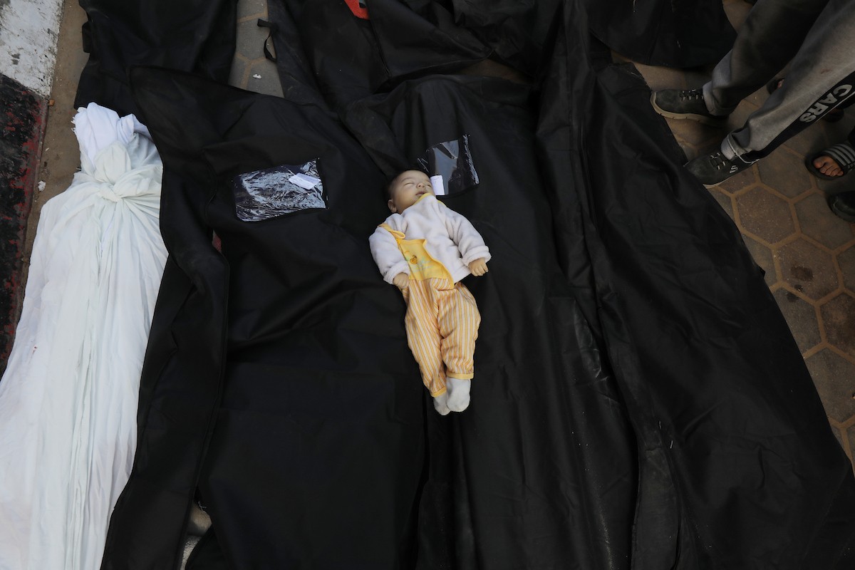 أقارب الفلسطينيين الذين قتلوا في الهجمات الإسرائيلية، يبكون أثناء استلامهم الجثث من مشرحة مستشفى الأقصى لدفنها في دير البلح، غزة، في 17 مارس 2024. تصوير: علي حمد
