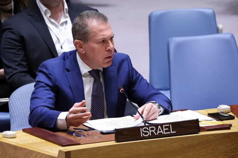 المندوب الإسرائيلي جلعاد إردان يلقي كلمته أمام مجلس الأمن (رويترز).webp