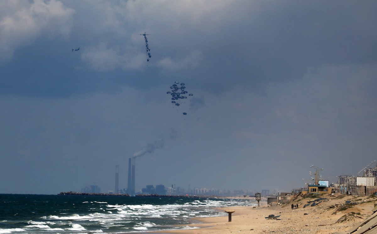 طائرات النقل العسكرية تسقط مساعدات إنسانية على قطاع غزة غرب مدينة غزة، 25 مارس 2024. تصوير: عمر اشتوي