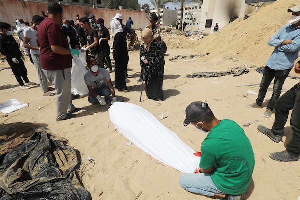 عمال الصحة الفلسطينيون ينتشلون الجثث التي دفنتها القوات الإسرائيلية في مجمع مستشفى ناصر في خان يونس جنوب قطاع غزة في 21 أبريل 2024. تصوير: عمر أشتوي