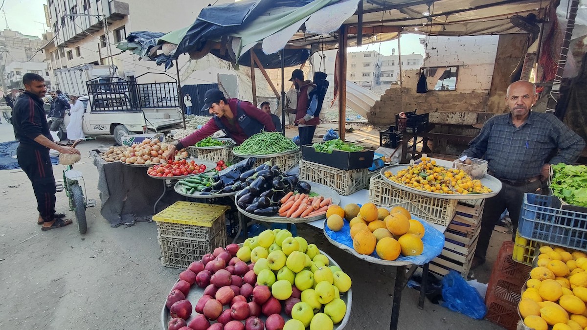 فلسطينيون يتجولون في أحد الأسواق لشراء الخضار والمواد الغذائية في مدينة غزة، 16 أبريل 2024. تصوير: خالد داود