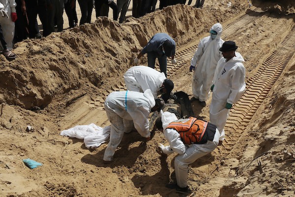 عمال الصحة الفلسطينيون ينتشلون الجثث التي دفنتها القوات الإسرائيلية في مجمع مستشفى ناصر في خان يونس جنوب قطاع غزة في 21 أبريل 2024. تصوير: عمر أشتوي