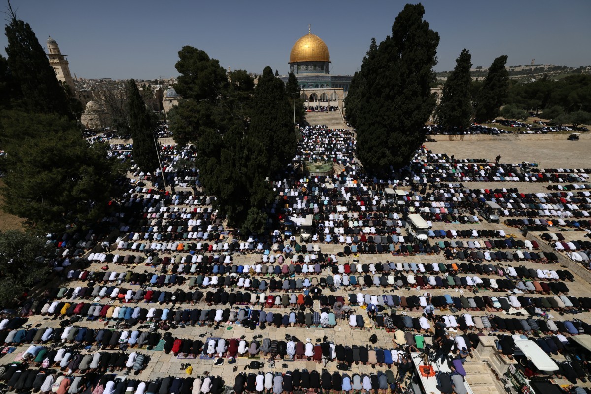 صلاة الجمعة الاخيرة من شهر رمضان المبارك في المسجد الأقصى (عدسة AFP)