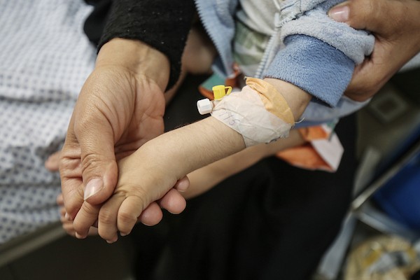 أطفال يتلقون الرعاية الصحية في مستشفى الرنتيسي بمدينة غزة بسبب سوء التغذية (1).jpg